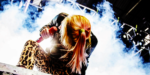 hnwsource: I personally think that Paramore is one of the best live bands there, they have Hayley Wi