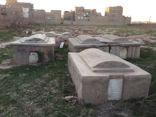 warkadang: HERAT, AFGHANISTAN. Family of Abdul Aziz have looked after the Jewish cemetery in the Fir