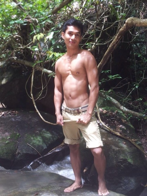 tong5: leemoomarato: Cute Cambodian guy just wants to show off his nice body ក្ដរ​ធំ​ណាស់​ម្នាក់​និង