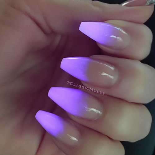 surra-de-bunda:  IG: classicmully  Glow in the dark purple polish (during the daytime it looks like 