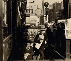 loverofbeauty:  Lou Stoumen:  Times Square  NYC  (1940s) 