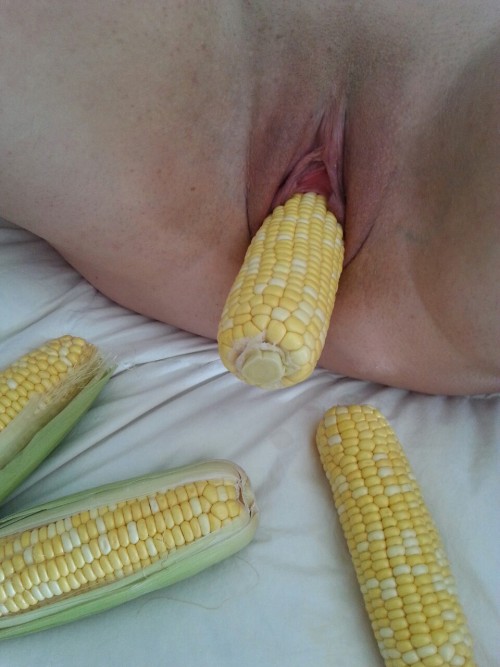 XXX stick-it-inside: stuffmyholesxxx:  Corn cob photo