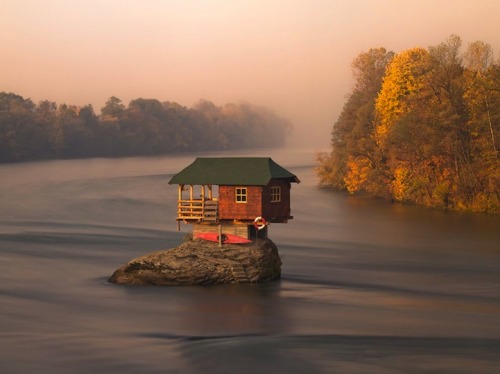 crispyweave:minusmanhattan:River House, Serbia by Irene Becker.The house has remained atop the rock 