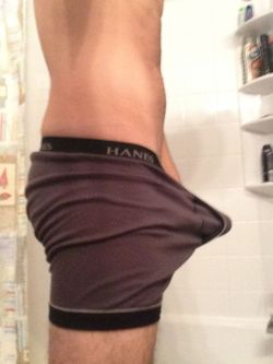 straightandcurious:  Mid day bulge.  Hey there big boy! 