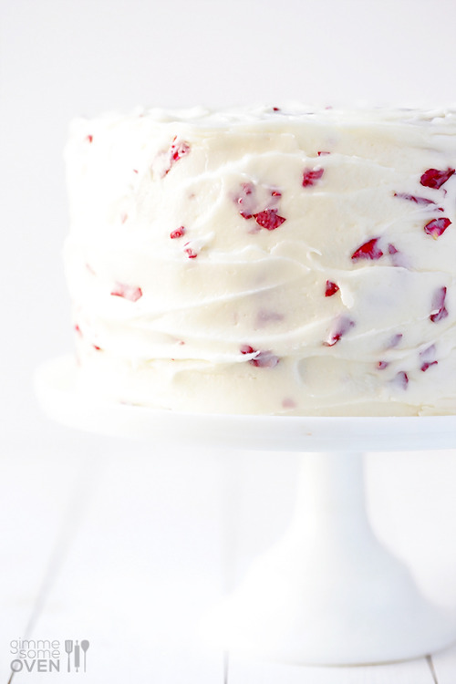 runningtheriskofbeingfree:thecakebar:Rose Cake (with real edible rose petals) {click link for full r
