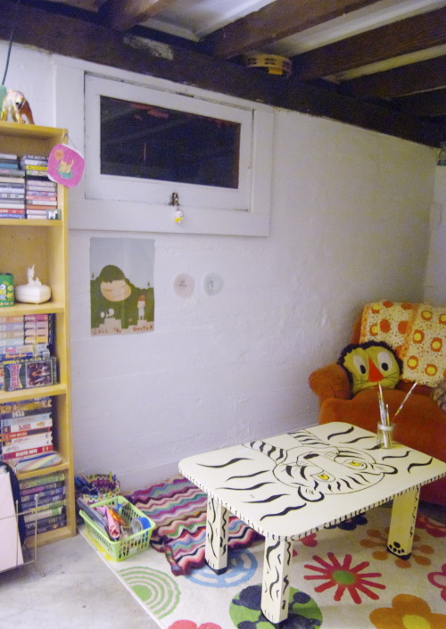 osoflower:me and asher’s room !!we ~f inally ~ cleaned + made a nice spot to art out 