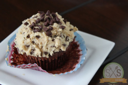 gastrogirl:  fudge brownie cupcakes with cookie dough frosting. 