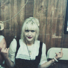 dumbpeoplearehappy: “ My name is Courtney shake my damn hand.”Happy birthday to the Queen!Courtney Love Cobain (July 9, 1964).