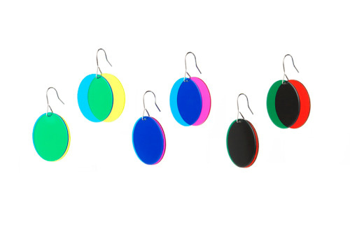itsvondell:  notviolet:  smoteymote:  letsbuildahome-fr:  Earrings reveal color and texture as they sway by Daisuke Motogi for Massitem GIFs by Be Con In Riot  I don’t wear earrings much but I want these.  woooah  frick 