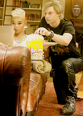 bluerthunderr: hardyness:  Quicksilver/Evan Peters being adorable on set   Get the fuck out of 