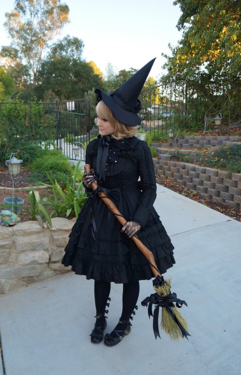 chandnisky:shelbyscircus:My Halloween outfit, witch was pretty cool if you ask me :Dlk;gjkdfjglkdfjg