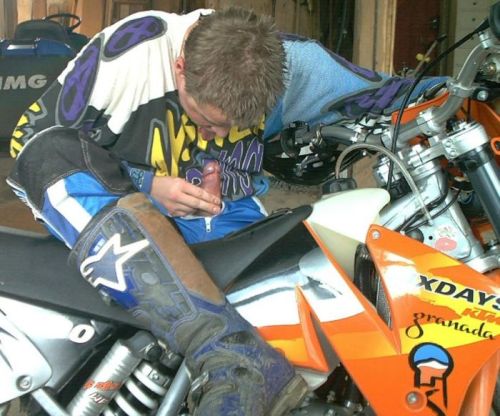 philrubber:  capinisco:  treillis:  bikerladuk:  I’LL GIVERUAHANDBRO!!!  Il se suce ou il se pisse dans la gueule ?  L’un ou l’autre sont aussi bons!    Je l’imagine occupé à pisser, trop bon !  Et j’imagine son odeur : j’veux le sniffer !