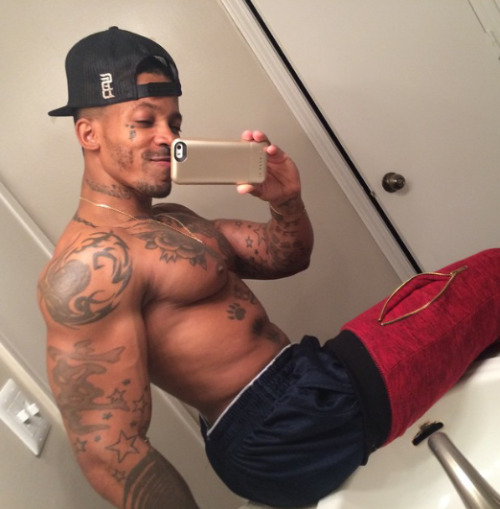 bootysmell:  bootyman2013:  gdr1:  goodbussy:  I never get tired of him  Creme d’ la’ Creme  I’m in love with this sexy ass nigga  Atlanta Queen!  We used to talk on blkgaychat ! Fuck he has a pretty ass