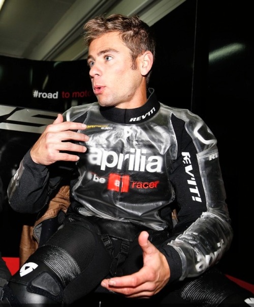 garsdecuir: Alvaro Bautista .. en cuir et en suit de plastique