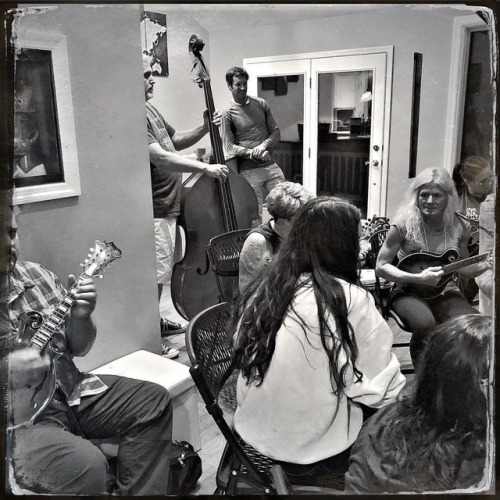 <p>And so it begins… #nashvillemandolincamp #nashville #mandolin #nashvilleacousticcamps  (at Fiddlestar)<br/>
<a href="https://www.instagram.com/p/Bn-JVXqAZyu/?utm_source=ig_tumblr_share&igshid=jcm968c128pu">https://www.instagram.com/p/Bn-JVXqAZyu/?utm_source=ig_tumblr_share&igshid=jcm968c128pu</a></p>