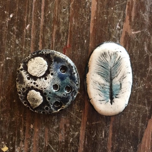 Sorting the custom cab orders. I blue.. . . . #blue #cabochons #moon #feather
