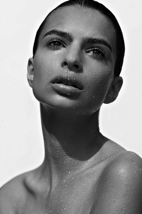 skeletaltales:  Emily Ratajkowski @ Ford NY 