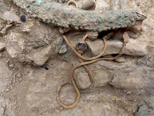 antiquitystuff:A Minoan gold chained necklace with sealstones found recentlyin a tomb of an ancient 