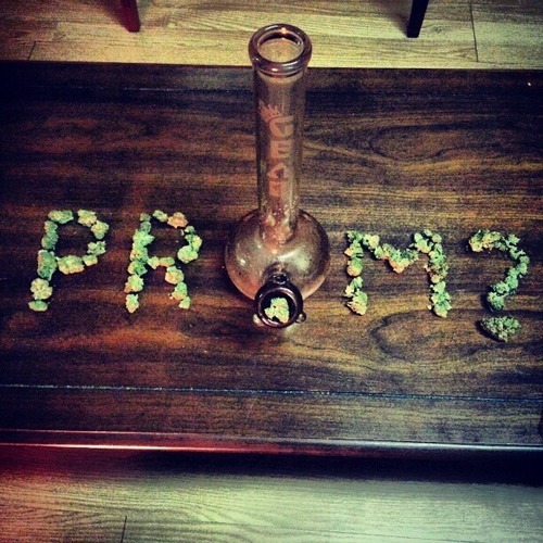 piff-princess:  This is how I want to be asked to prom or else I am not going 