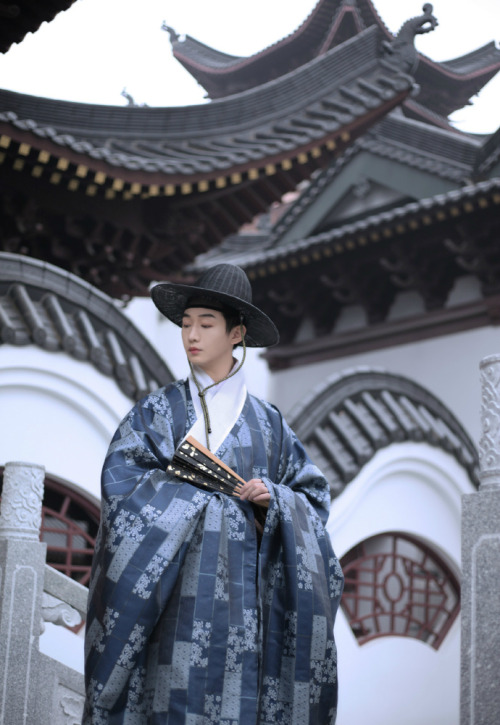 chinese hanfu for men in historically accurate style of ming dynasty by 古今制衣工作室