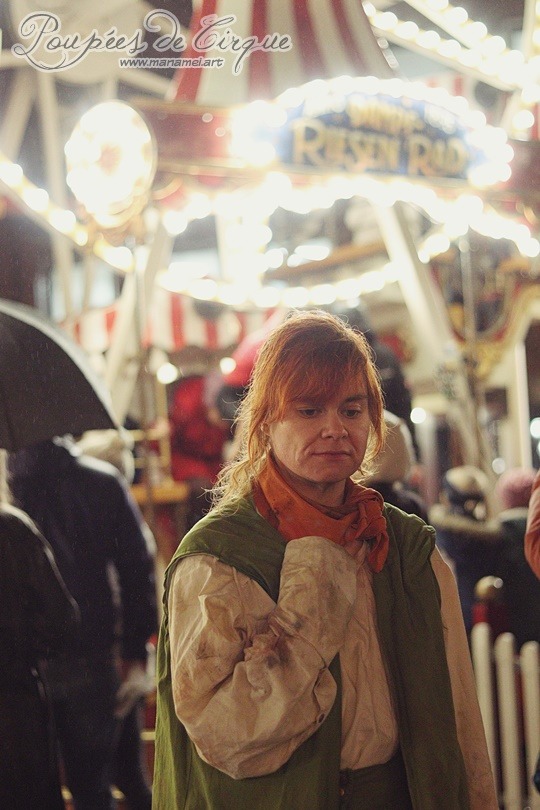 Red at the market. First part of the photoshoot in Nuremberg. The market for children, damn. It was so beautiful with 