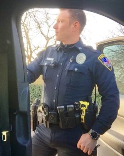 suitbulgeseeker:  zoomintheroom:  Damn this Officer is one helluva nice package…  Wowowow!