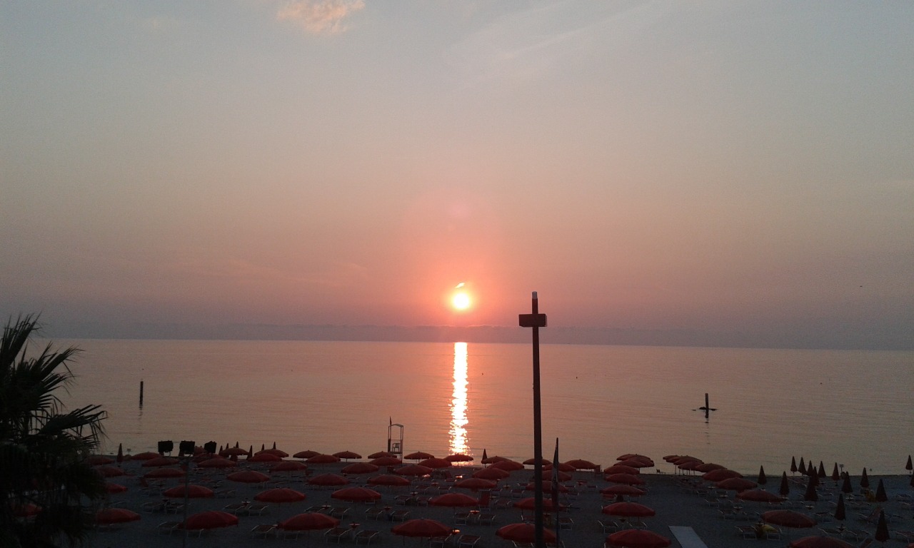 stelle-di-una-galassia-perduta:  Alba to Porto Recanati, Marche (foto mie)