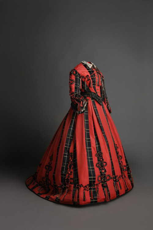 ephemeral-elegance:Tassel Embellished Day Dress, ca. 1860svia Museo del Traje