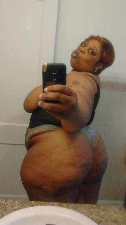 mrrightnow79:  bigeric05:  Beautiful ass  The kinda ass on a milf I like👍😀