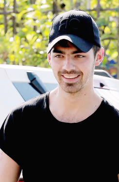 jonasjoe:  I could marry that smile you’re