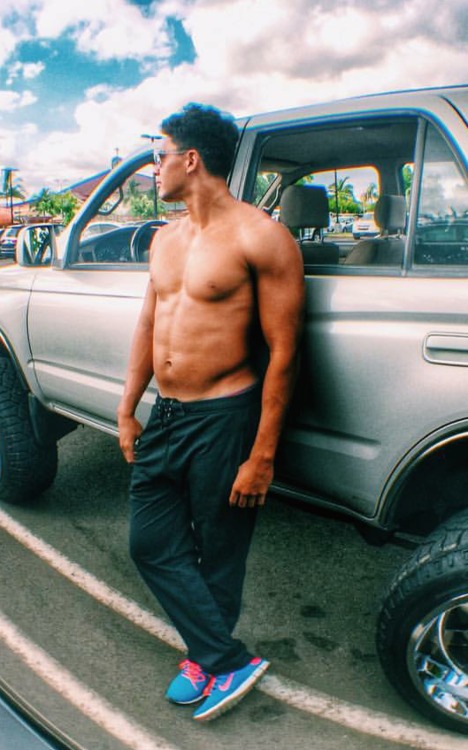 dem-kane-tho:  Some damn handsome Hawaiian bruddahs