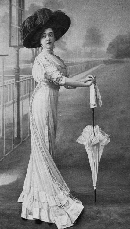 castaroundvintage: Day dress and parasol, 1908.