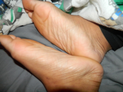 paperfag:  someone requested feet photos so here they are, lol