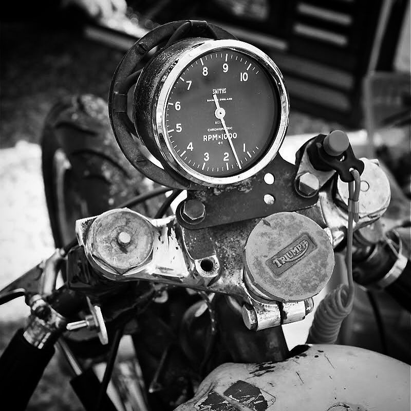 bcncaferacer:  Old&amp;New… @triumph_classics rulez. #bcncaferacer #classic