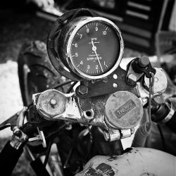 bcncaferacer:  Old&amp;New… @triumph_classics rulez. #bcncaferacer #classic http://ift.tt/1KdTb2T