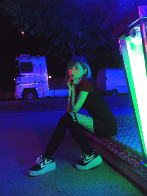 naokawaii: Neon Photo: Naonao and her camera, Model: Naomi Chan (Model)