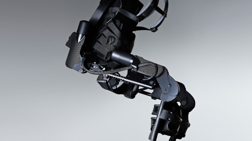 saiko-pl:  Ekso™ is a bionic suit, or exoskeleton, which enables individuals with lower extremity paralysis to stand up and walk over ground with a weight bearing, four point reciprocal gait. Walking is achieved by the user’s forward lateral weight