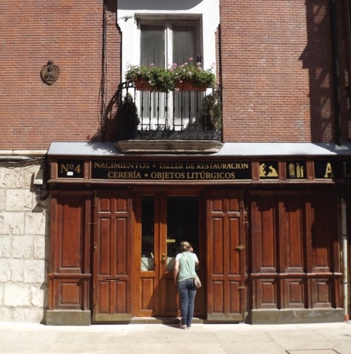 Tienda de Nacimientos, objetos litúrgicos, etc., Domingo, Burgos, Castilla y León, 2011.