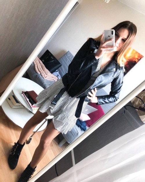 Wykrzywiona noga#dress #ootd #blackandwhite #bwootd #outfit #outfitoftheday #girl #mirror #selfie 