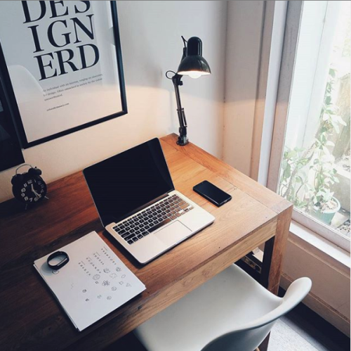 Ghani Pradita‘s classy and clean minimal desk. Simplicity at its finest.