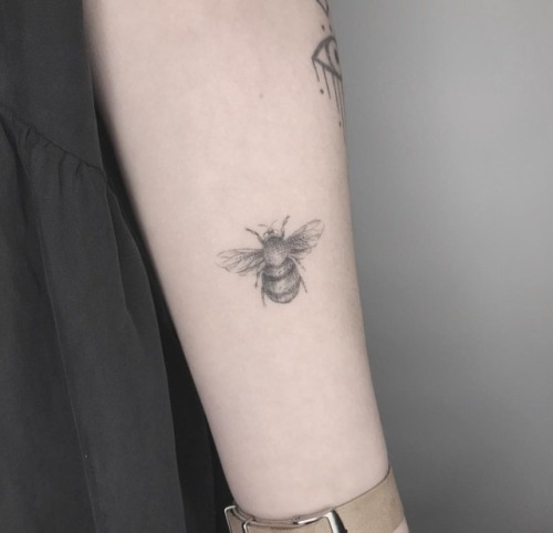 Healed bee from a little while ago ✨ . . . . . #contemporarytattooing #minimalisttattoo #wheretheyta