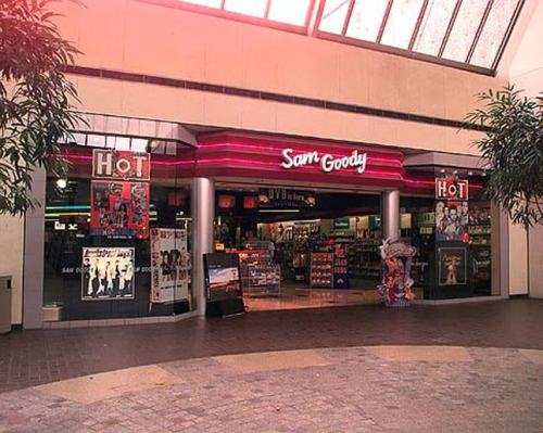 sideshowtornado:Tried to find a good picture of an 80s/90s-era Orange Julius mall store-front, but couldn’t find one, although it would fit in perfect here.