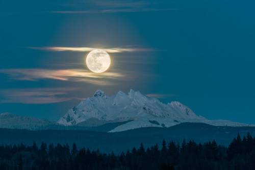 Supermoon Over the Three Fingers, Washington State, found on Reddit.