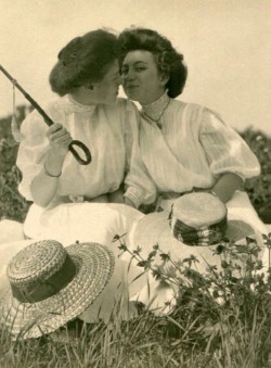 moonblossom:  eden-duh:  Vintage Lesbian Couples  Gals being pals!