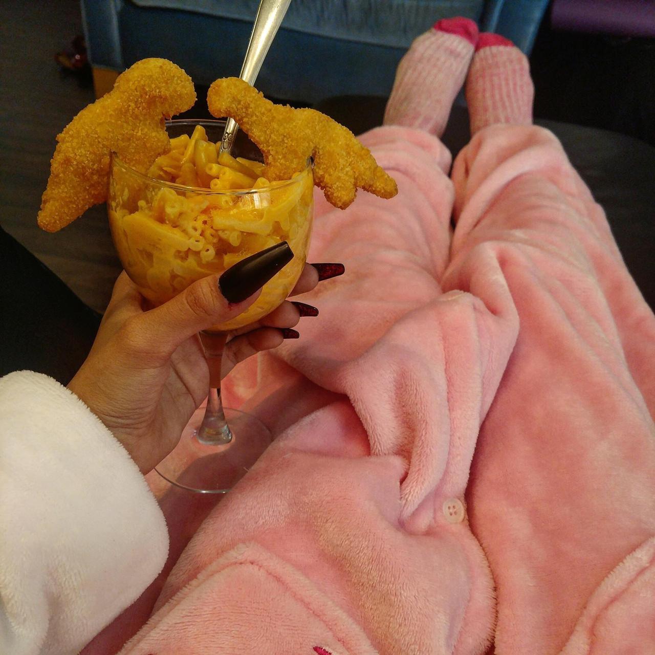 gallusrostromegalus:
“theshittyfoodblog:
“Wine glass full of Mac and cheese garnished with two dinosaur chicken nuggets.
”
What a fucking mood though.
”