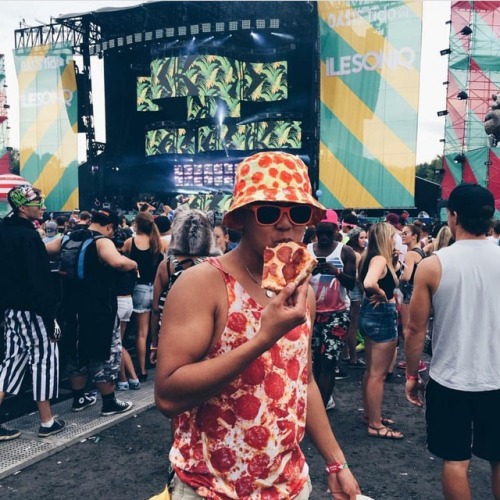 Mood: @pizza at @ilesoniq #TBTWho else is excited for Ilesoniq tomorrow#pizza #ilesoniq #musicfe