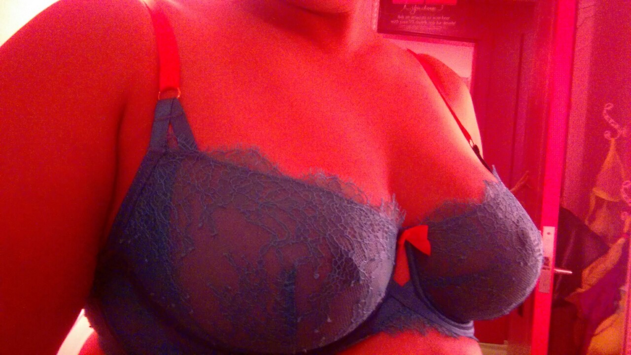 orchidraine:  Trying on things in the dressing room part 1