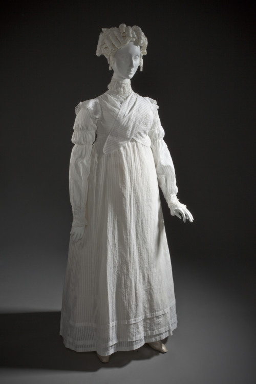 1815-1818 Woman&rsquo;s dress (England) cotton twill, cotton plain weave, and cotton gauze with 