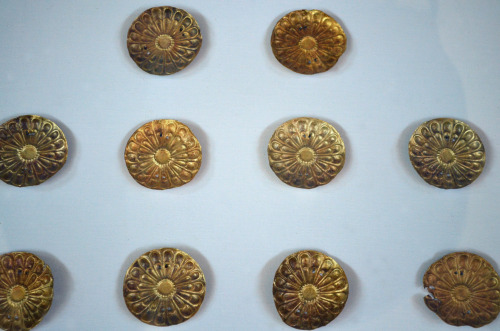 greek-museums:Archaeological Museum of Ancient Nemea:Some mycenaean jewellery, two signet rings, nec