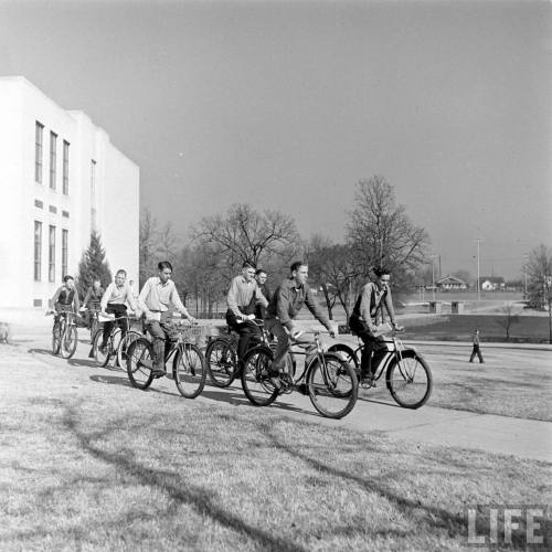 The guys who ride their bikes to school(Alfred Eisenstaedt. 1942)